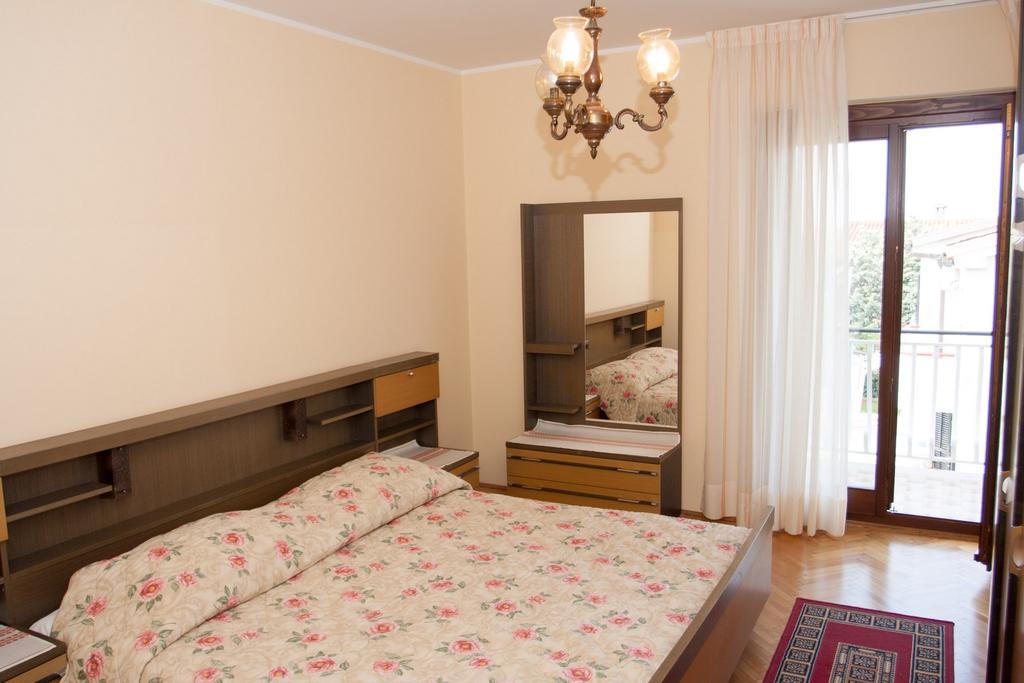 Apartments Silvia Porec Bagian luar foto