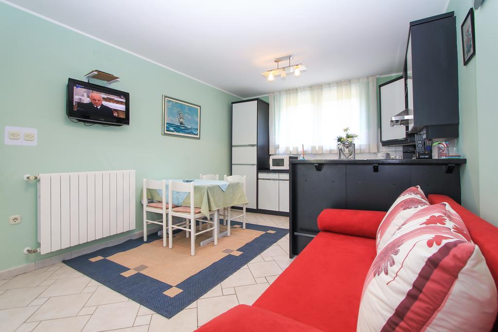 Apartments Silvia Porec Bagian luar foto