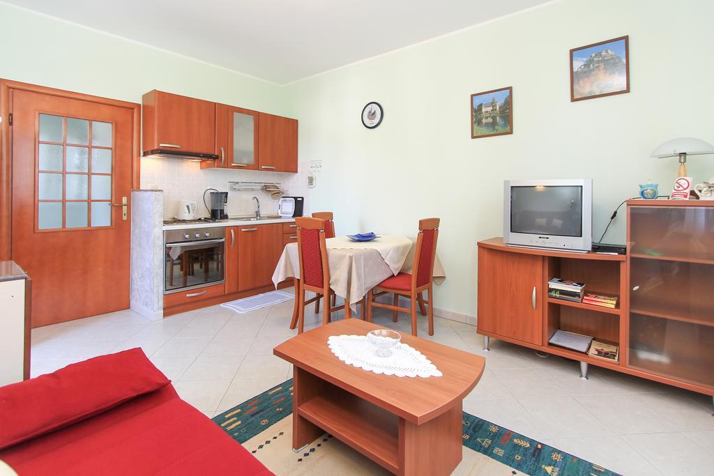 Apartments Silvia Porec Bagian luar foto