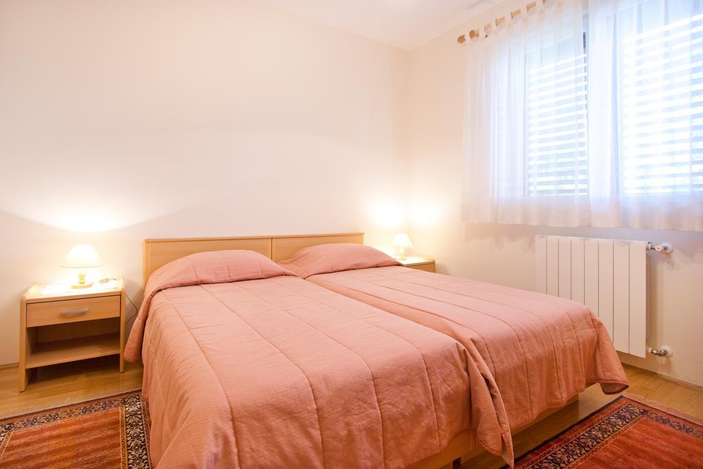 Apartments Silvia Porec Bagian luar foto